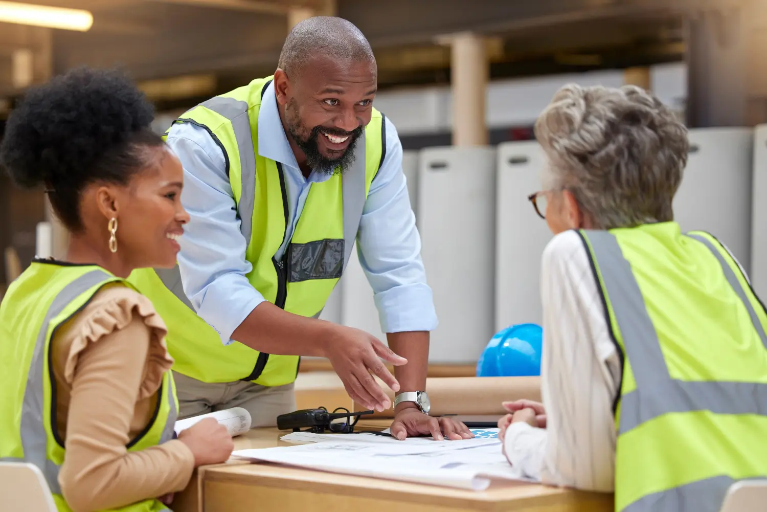 Manager, Besprechung oder glückliches Bauingenieurteam, das ein Gebäude oder eine Bauarchitektur plant.